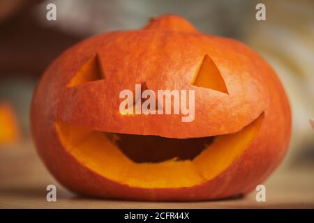 Nahaufnahme Jack-O'-Laterne aus orange reifen Kürbis geschnitzt für Halloween-Party zu Hause Stockfoto
