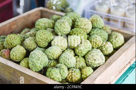 Zuckerapfel auf Holzkiste im Obstmarkt Asian / Annona sweetsop oder oder Pudding Apfel Stockfoto