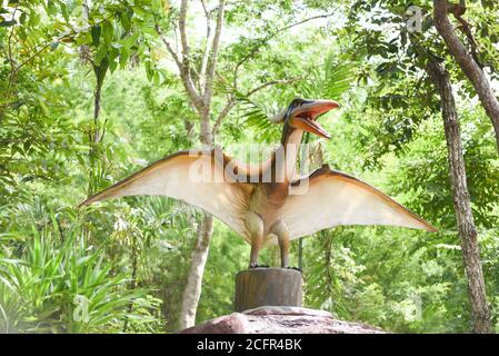 8. August 2020 Nong Bua Lam Phu Thailand : Dinosaurierstatue im Waldpark / Pteranodon Stockfoto