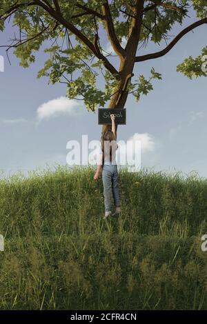 Zurück der Schule Mädchen schreiben auf Kreidetafel auf Wiese. Konzept Beginn der Schule Stockfoto