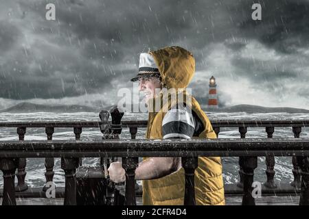 Steuermann mit Weste und Kappe Kampf gegen Sturm vor stürmischer See Stockfoto