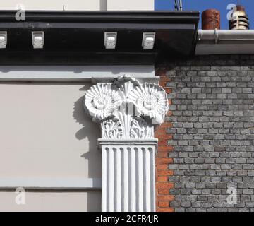 Nahaufnahme von Ammoniten-Hauptstädten auf einem Gebäude (Castle Place), entworfen vom Architekten Amon Wilds, in der Lewes High Street, East Sussex. Stockfoto