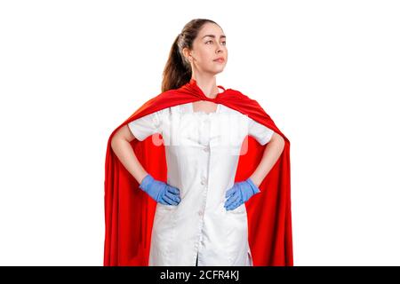 Ein Arzt mit medizinischen Handschuhen und ein roter Überhelden-Umhang wachen über die Gesundheit. Isoliert auf weißem Hintergrund. Das Konzept der Macht eines Supe Stockfoto