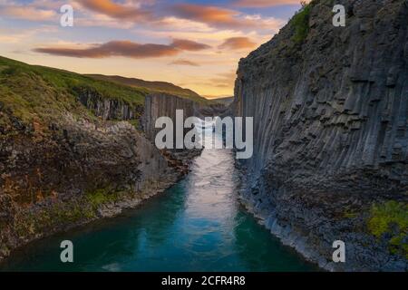 Studlagil Canyon im Osten Islands bei Sonnenuntergang Stockfoto