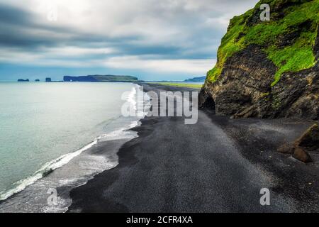 Luftaufnahme des schwarzen Sandstrand Reynisfjara im Süden Island Stockfoto