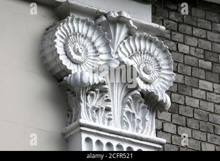 Nahaufnahme von Ammoniten-Hauptstädten auf einem Gebäude (Castle Place), entworfen vom Architekten Amon Wilds, in der Lewes High Street, East Sussex. Stockfoto