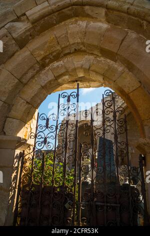 Ruinen der Kirche Santa Maria de la Varga und Friedhof. Uceda, Provinz Guadalajara, Castilla La Mancha, Spanien. Stockfoto