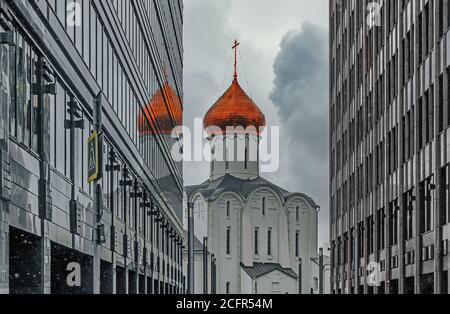 Altgläubige Kirche des heiligen Nikolaus des Wundertäters in Twerskaja Zastawa zwischen Wolkenkratzern in Moskau Stockfoto