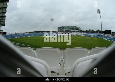 Leeds, Großbritannien. September 2020. Yorkshire County Cricket, Emerald Headingley Stadium, Leeds, West Yorkshire, 7. September 2020. Bob Willis Trophy - Yorkshire County Cricket Club vs Leicestershire County Cricket Club, Tag 2. Allgemeine Stadionansicht als der starke Regen weiter fällt am Tag 2 der Bob Willis Trophy im Emerald Headingley Stadium. Kredit: Touchlinepics/Alamy Live Nachrichten Stockfoto