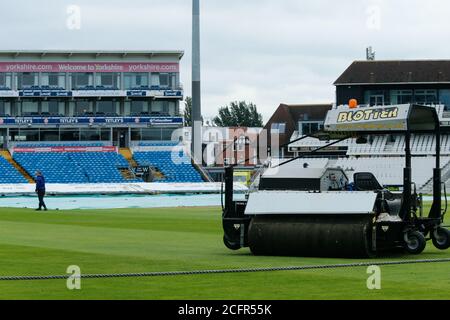 Leeds, Großbritannien. September 2020. Yorkshire County Cricket, Emerald Headingley Stadium, Leeds, West Yorkshire, 7. September 2020. Bob Willis Trophy - Yorkshire County Cricket Club vs Leicestershire County Cricket Club, Tag 2. Allgemeine Stadionansicht als der starke Regen weiter fällt am Tag 2 der Bob Willis Trophy im Emerald Headingley Stadium. Kredit: Touchlinepics/Alamy Live Nachrichten Stockfoto