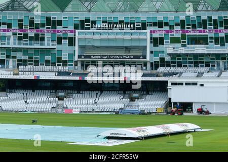 Leeds, Großbritannien. September 2020. Yorkshire County Cricket, Emerald Headingley Stadium, Leeds, West Yorkshire, 7. September 2020. Bob Willis Trophy - Yorkshire County Cricket Club vs Leicestershire County Cricket Club, Tag 2. Allgemeine Stadionansicht als der starke Regen weiter fällt am Tag 2 der Bob Willis Trophy im Emerald Headingley Stadium. Kredit: Touchlinepics/Alamy Live Nachrichten Stockfoto