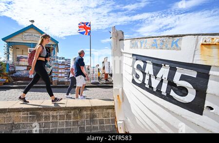 Brighton UK 7. September 2020 - Besucher genießen heute die warme Herbstsonne an der Strandpromenade von Brighton, da das wärmere Wetter für diese Woche in ganz Großbritannien prognostiziert wird : Credit Simon Dack / Alamy Live News Stockfoto