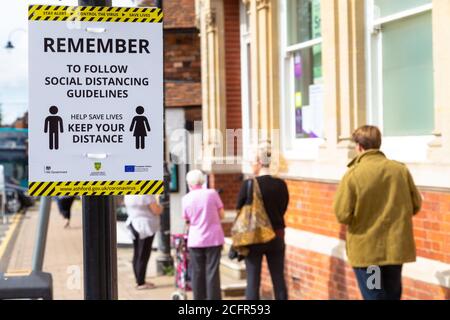 Tenterden, Kent, Großbritannien. September 2020. Die Menschen von Tenterden in Kent gehen ihr Geschäft in der neuen Normalität. Soziale Distanzierungszeichen sind überall vorhanden. Foto: Paul Lawrenson-PAL Media/Alamy Live News Stockfoto