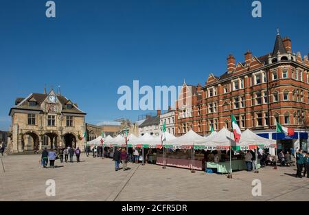 Peterborough Guildhall und ein italienischer Markt am Cathedral Square, Peterborough, Cambridgeshire, England. Stockfoto