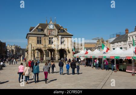 Peterborough Guildhall und ein italienischer Markt am Cathedral Square, Peterborough, Cambridgeshire, England. Stockfoto