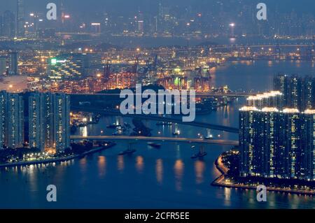 Brücken über Rambler Channel, Hong Kong (Tsuen Wan links, Tsing Yi rechts) und Kwai Tsing Container Terminals bei Nacht Stockfoto