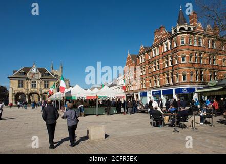 Peterborough Guildhall und ein italienischer Markt am Cathedral Square, Peterborough, Cambridgeshire, England. Stockfoto