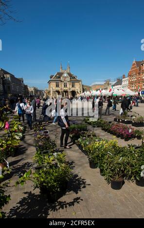 Marktstände und Peterborough Guildhall in Cathedral Square, Peterborough, Cambridgeshire, England. Stockfoto