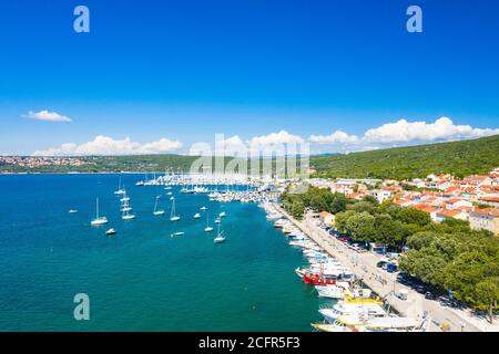 Marina in der Stadt Punat auf der Insel Krk, Kvarner Bucht, Kroatien, Luftaufnahme von der Drohne Stockfoto