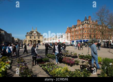 Marktstände und Peterborough Guildhall in Cathedral Square, Peterborough, Cambridgeshire, England. Stockfoto