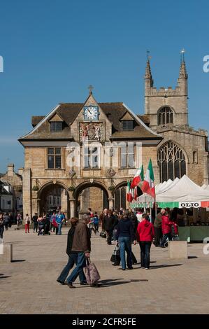 Peterborough Guildhall und ein italienischer Markt am Cathedral Square, Peterborough, Cambridgeshire, England. Stockfoto