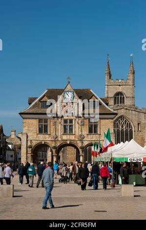 Peterborough Guildhall und ein italienischer Markt am Cathedral Square, Peterborough, Cambridgeshire, England. Stockfoto