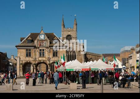 Peterborough Guildhall und ein italienischer Markt am Cathedral Square, Peterborough, Cambridgeshire, England. Stockfoto