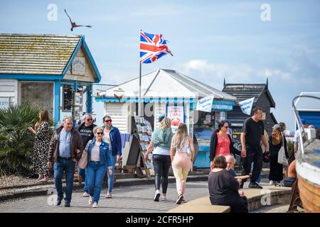 Brighton UK 7. September 2020 - Besucher genießen heute die warme Herbstsonne an der Strandpromenade von Brighton, da das wärmere Wetter für diese Woche in ganz Großbritannien prognostiziert wird : Credit Simon Dack / Alamy Live News Stockfoto