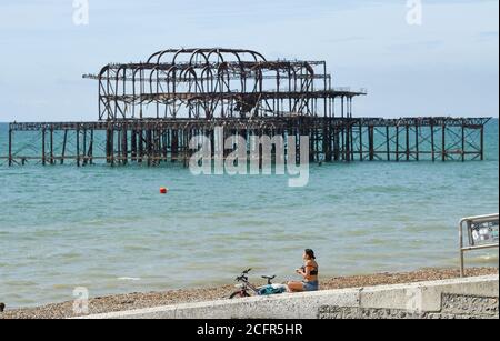 Brighton UK 7. September 2020 - Besucher genießen heute die warme Herbstsonne am Brighton Strand in der Nähe des West Pier, da das wärmere Wetter für später in dieser Woche in ganz Großbritannien prognostiziert wird : Credit Simon Dack / Alamy Live News Stockfoto