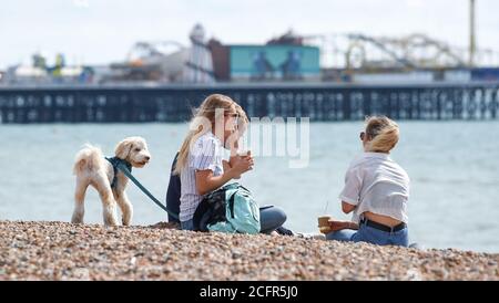 Brighton UK 7. September 2020 - Besucher genießen heute die warme Herbstsonne am Brighton Beach, da das wärmere Wetter für später in dieser Woche in ganz Großbritannien prognostiziert wird : Credit Simon Dack / Alamy Live News Stockfoto