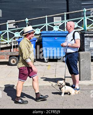 Brighton UK 7. September 2020 - Besucher genießen heute die warme Herbstsonne an der Strandpromenade von Brighton, da das wärmere Wetter für diese Woche in ganz Großbritannien prognostiziert wird : Credit Simon Dack / Alamy Live News Stockfoto