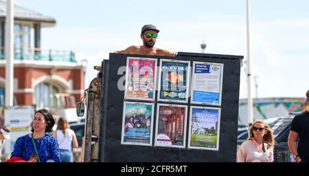 Brighton UK 7. September 2020 - ein Liegestuhlbegleiter an der Strandpromenade von Brighton, wenn Besucher heute die warme Herbstsonne genießen, da das wärmere Wetter für später in dieser Woche in ganz Großbritannien prognostiziert wird : Credit Simon Dack / Alamy Live News Stockfoto