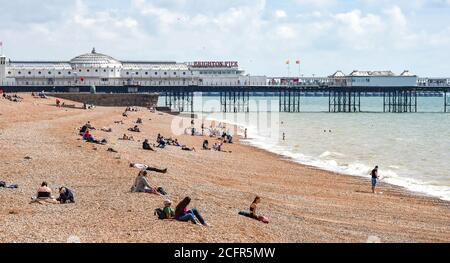 Brighton UK 7. September 2020 - Besucher genießen heute die warme Herbstsonne am Strand und am Meer von Brighton, da das wärmere Wetter für diese Woche in ganz Großbritannien prognostiziert wird : Credit Simon Dack / Alamy Live News Stockfoto