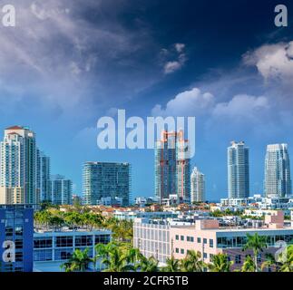 Miami Beach Wolkenkratzer und Palmen von MacArthur Causeway, Luftaufnahme an einem sonnigen Tag, Florida Stockfoto