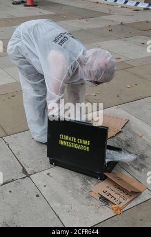 London Großbritannien 07 September 2020 Extinction Rebellion Aktivist in Kleidung Klimawandel Kriminalität Untersuchung biologische Anzüge Sammeln von ökologischen vergifteten Proben Auf dem Parliament Square, die sich auf sie als Boris Virus Paul Quezada-Neiman/Alamy Live News Stockfoto