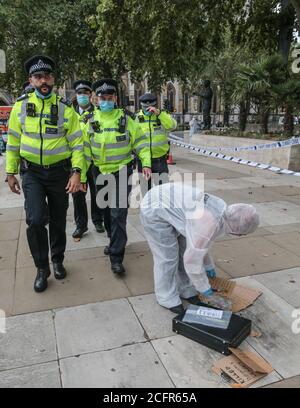 London Großbritannien 07 September 2020 Extinction Rebellion Aktivist in Kleidung Klimawandel Kriminalität Untersuchung biologische Anzüge Sammeln von ökologischen vergifteten Proben Auf dem Parliament Square, die sich auf sie als Boris Virus Paul Quezada-Neiman/Alamy Live News Stockfoto