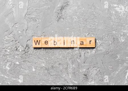 WEBINAR-Wort auf Holzblock geschrieben. WEBINAR-Text auf Zementtisch für Ihr Design, Konzept. Stockfoto