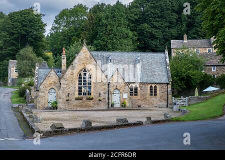 The White Monk Tearoom, ein altes viktorianisches Schulhaus der zweiten Klasse, das in ein Café im Dorf Blanchland, Northumberland, umgewandelt wurde Stockfoto