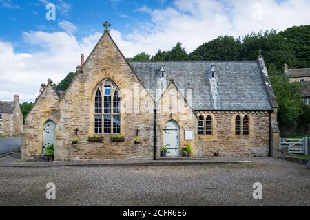 The White Monk Tearoom, ein altes viktorianisches Schulhaus der zweiten Klasse, das in ein Café im Dorf Blanchland, Northumberland, umgewandelt wurde Stockfoto