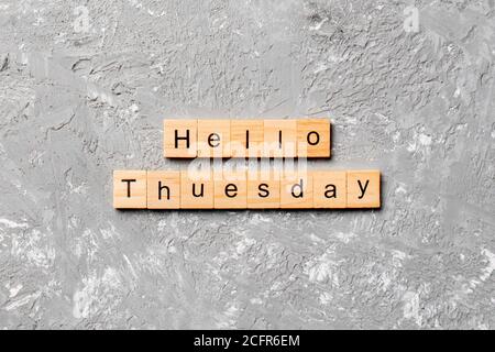 hallo Dienstag Wort auf Holzblock geschrieben. hallo Dienstag Text auf Zementtisch für Ihr Design, Konzept. Stockfoto