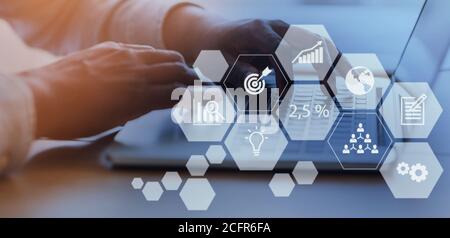 Nicht erkennbare afrikanische amerikanische Mann Tippen auf Laptop Tastatur im Büro Stockfoto