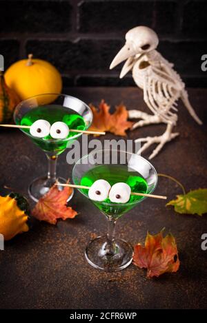 Halloweens spooky Trinken grüne Martini Cocktail Stockfoto