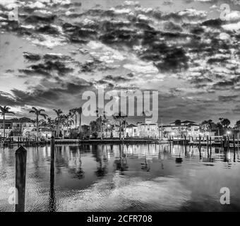 Boca Raton Gebäude am See Boca Raton bei Sonnenuntergang, Florida - USA Stockfoto