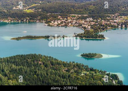 Blick auf die Inseln am Worthersee, Reiseziel Stockfoto