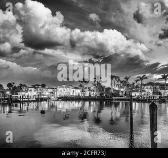 Boca Raton Gebäude am See Boca Raton bei Sonnenuntergang, Florida - USA Stockfoto