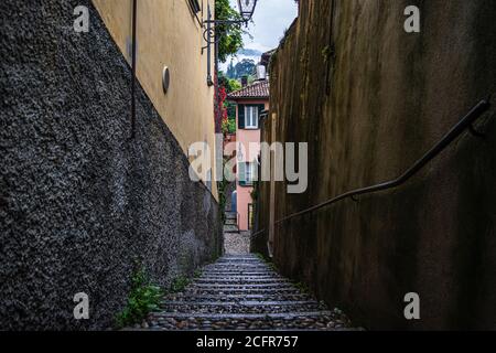 Sehr enge Straße in einer kleinen Stadt am Comer See, in Norditalien gelegen. Stockfoto