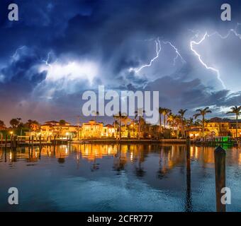 Boca Raton Gebäude entlang des Lake Boca Raton während eines Sturms, Florida. Stockfoto