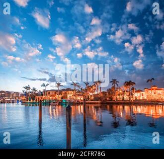 Boca Raton Gebäude am See Boca Raton bei Sonnenuntergang, Florida - USA Stockfoto