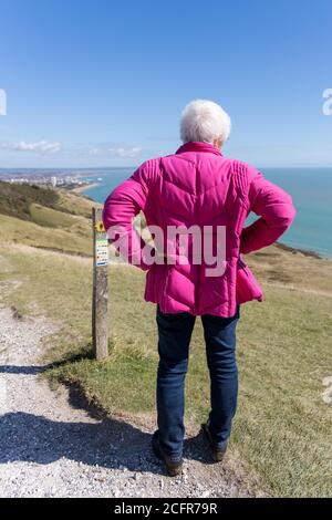 ALFRISTON, EAST SUSSEX/UK - 6. SEPTEMBER : Frau, die am 6. September 2020 die Aussicht von der South Downs Way in der Nähe von Alfriston in East Sussex betrachtet. Eine nicht identifizierte Frau Stockfoto