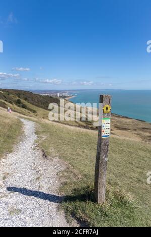 ALFRISTON, EAST SUSSEX/UK - 6. SEPTEMBER: Wegweiser für den South Downs Way an einem Sommertag nahe Alfriston in East Sussex am 6. September 2020. Zwei nicht identifizierte Personen Stockfoto